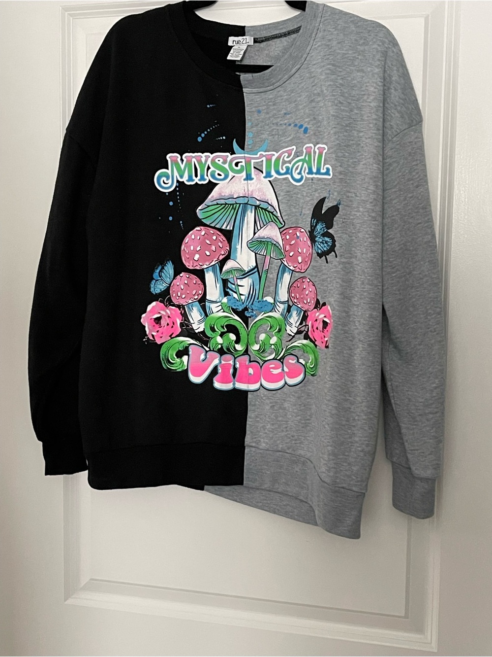 Rue21 Black and Gray Pullover Sweatshirt-Size XL